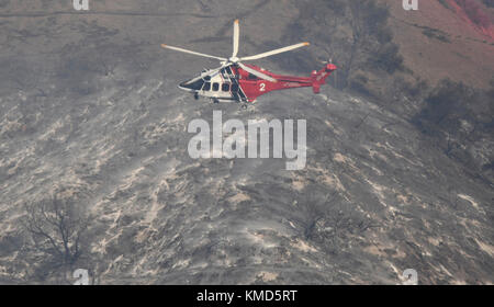 6 dicembre 2017. I vigili del fuoco bel-Air CA. Hanno corso verso un rapido incendio scoppiato mercoledì mattina presto nei pressi dello Skirball Center nel passo Sepulveda. La superstrada 405 in direzione nord è stata chiusa per diverse ore e ha bruciato almeno quattro case nella zona di bel-Air, nota per le sue residenze multimilionarie. L'incendio di Skirball era alle 4:52 del mattino sul lato est della superstrada e crebbe rapidamente a 150 acri entro le 10 del mattino mentre gli equipaggi stavano lavorando contro venti da 15 a 25 miglia orarie. Alle 15:00, l'incendio era cresciuto fino a 475 acri. Foto di Gene Blevins/LA DailyNews/ZumaPress credito: Gene Blevins/ZUMA Wire/Alamy Live News Foto Stock