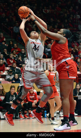 Albuquerque, NM, Stati Uniti d'America. 6 dicembre, 2017. Proprio la #44 Jaisa Nunn prende il tiro contro Texas Tech #1 Erin Degarte. Mercoledì, Dicembre 06, 2017. Credito: Jim Thompson/Albuquerque ufficiale/ZUMA filo/Alamy Live News Foto Stock