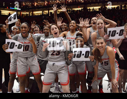 Albuquerque, NM, Stati Uniti d'America. 6 dicembre, 2017. Proprio Lady Lobos ha celebrato il primo team 10-0 iniziare con un 90-56 win over Texas Tech. Mercoledì, Dicembre 06, 2017. Credito: Jim Thompson/Albuquerque ufficiale/ZUMA filo/Alamy Live News Foto Stock