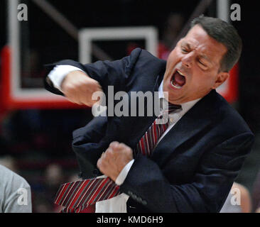 Albuquerque, NM, Stati Uniti d'America. 6 dicembre, 2017. Proprio allenatore Mike Bradbury celebra durante un periodo di tempo nella loro 90-56 win over Texas Tech. Mercoledì, Dicembre 06, 2017. Credito: Jim Thompson/Albuquerque ufficiale/ZUMA filo/Alamy Live News Foto Stock