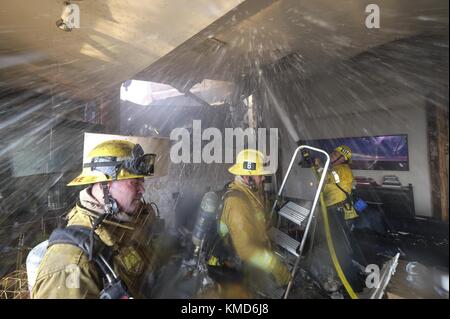 Los Angeles, California, Stati Uniti. 6 Dicembre 2017. I vigili del fuoco addentano le fiamme all'interno di una casa sul fuoco nel quartiere Bel Air di Los Angeles. Il fuoco di Skirball vicino al Getty Center e al Centro di Skirball, ha chiuso la superstrada 405 il mercoledì mattina. Da allora è stata riaperta. Questa settimana la California meridionale si trova ad affrontare un sciame di incendi selvatici alimentato dai forti venti di Santa Ana e dal clima secco in quella che è già stata una delle peggiori stagioni di fuoco di sempre. Credit: Ringo Chiu/ZUMA Wire/Alamy Live News Foto Stock