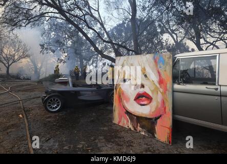 Los Angeles, California, Stati Uniti. 6 Dicembre 2017. Un grande dipinto salvato da un fuoco selvatico è proppato contro un SUV nel quartiere di Bel Air. Il fuoco di Skirball vicino al Getty Center e al Centro di Skirball, ha chiuso la superstrada 405 il mercoledì mattina. Da allora è stata riaperta. Questa settimana la California meridionale si trova ad affrontare un sciame di incendi selvatici alimentato dai forti venti di Santa Ana e dal clima secco in quella che è già stata una delle peggiori stagioni di fuoco di sempre. Credit: Ringo Chiu/ZUMA Wire/Alamy Live News Foto Stock