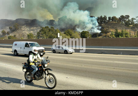 Dicembre 6, 2017. bel-air, california, Stati Uniti - I vigili del fuoco hanno gareggiato per un rapido movimento fuoco a spazzola che scoppiò inizio mercoledì mattina nei pressi di skirball center nella sepulveda pass. l'autostrada Northbound 405 freeway è stato chiuso per diverse ore e bruciare almeno quattro case nel bel-air zona sapere per la multi-million dollar mansions.Il skirball fuoco era a 4:52 a.m. sul lato est della superstrada e crebbe rapidamente di 150 acri da 10.00 come equipaggi erano impegnati contro 15-25 mph venti. da 3 p.m. il fuoco era cresciuto fino a 475 acri. Credito: gene blevins/zuma filo/alamy live news Foto Stock