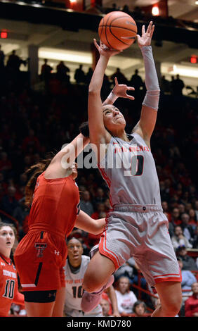 Albuquerque, NM, Stati Uniti d'America. 6 dicembre, 2017. Proprio #0 Cherise Beynon prende la palla verso il canestro contro Texas Tech #4 Recee Caldwell Mercoledì notte in fossa. Mercoledì, Dicembre 06, 2017. Credito: Jim Thompson/Albuquerque ufficiale/ZUMA filo/Alamy Live News Foto Stock