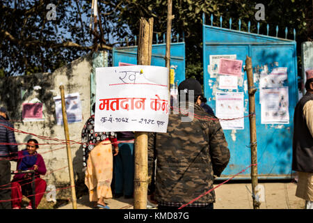 Hetauda, Nepal. 7 dicembre 2017. Un cartello wtitten a Devanagari che dice "stazione elettorale" durante le prime elezioni parlamentari e provinciali del Nepal dopo la nuova costituzione del Nepal 2015 Foto Stock