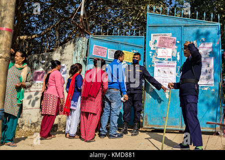 Hetauda, Nepal. Il 7 dicembre 2017. pubblico entri in una stazione di polling a hetauda, Nepal durante il primo parlamentare e delle elezioni provinciali dopo l'attuazione della nuova costituzione del Nepal 2015. Foto Stock