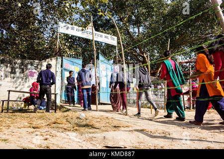 Hetauda, Nepal. 7 dicembre 2017. Pubblico che entra in un seggio elettorale a Hetauda, Nepal durante le prime elezioni parlamentari e provinciali dopo l'attuazione della nuova costituzione del Nepal 2015. Foto Stock