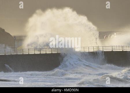 Aberystwyth Wales UK, Giovedi 07 Dicembre 2017 UK Meteo: Il confine meridionale di Storm Caroline, con venti che guastano tra i 40 e i 60 mph, porta enormi onde che si schiantano nelle difese marine di Aberystwyth, Ceredigion , Galles occidentale UK. Nei prossimi giorni è previsto un clima molto freddo e vinoso, con forti condizioni di neve e ghiaccio che si diffondono da nord. MET Office sono stati emessi avvertimenti 'gialli', e vi è il rischio di perturbare i viaggi in molte aree foto © Keith Morris/ Alamy Live News Foto Stock
