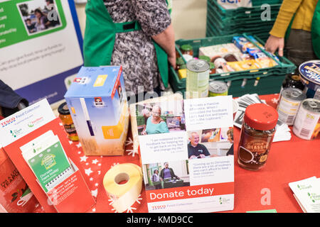 Zona di raccolta alimentare si svolge ogni anno in tutti i negozi Tesco in partenariato con il Trussell fiducia. Raccolta alimentare,Carmarthen,Galles,UK,U.K. Foto Stock