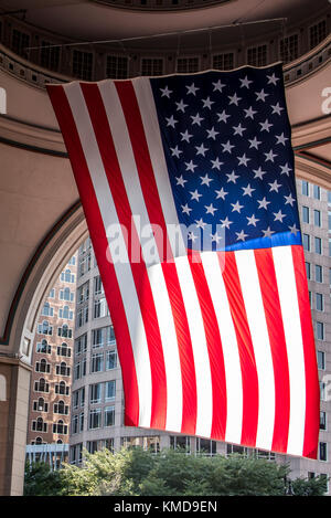 Grande americano a stelle e strisce bandiera appeso all'interno della cupola in Boston Massachusetts in una giornata di sole Foto Stock