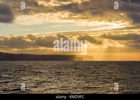 Sunset over Hartland Point visto dal Peppercombe sulla North Devon patrimonio, Inghilterra. Foto Stock