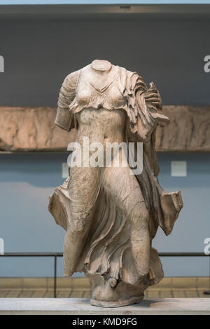 Londra. In Inghilterra. Scultura di una nereide, da la nereide Monumento al British Museum, da Xanthos, Turchia, 390-380 A.C. Foto Stock