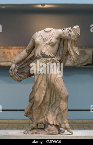 Londra. In Inghilterra. Scultura di una nereide, da la nereide Monumento al British Museum, da Xanthos, Turchia, 390-380 A.C. Foto Stock
