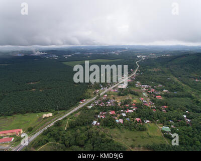 Vista aerea del villaggio e olio di palma Plantation si trova a Kuala krai, Kelantan, Malaysia Foto Stock