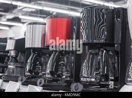 Nel negozio di elettrodomestici sul display sono il gocciolamento moderno caffè. Foto Stock