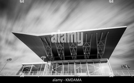 Immagine monocromatica di dettagli architettonici degli edifici moderni. Fotografie con lunghi tempi di esposizione con nuvole in movimento. Foto Stock