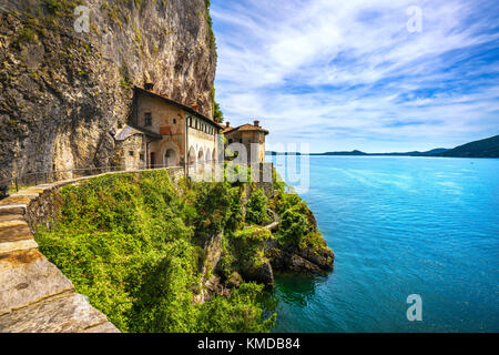 Hermitage o Eremo di Santa Caterina del Sasso romano medievale monastero cattolico. Leggiuno Lago Maggiore, Lombardia Italia, l'Europa. Foto Stock