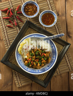 Basilico tailandese di pollo. Pad di kra pao gai. Thailandia il cibo Foto Stock