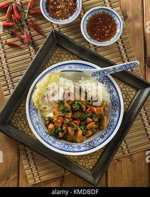 Basilico tailandese di pollo. Pad di kra pao gai. Thailandia il cibo Foto Stock