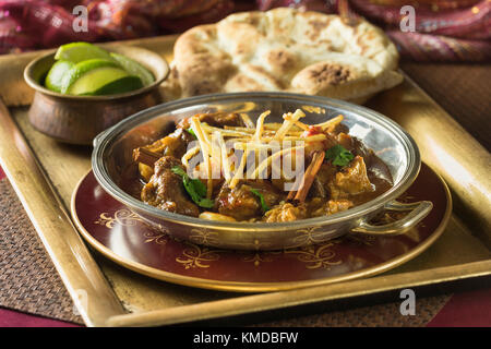 Stazione ferroviaria indiano curry di montone. India cibo Foto Stock