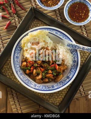 Basilico tailandese di pollo. Pad di kra pao gai. Thailandia il cibo Foto Stock