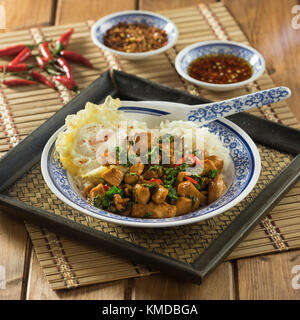 Basilico tailandese di pollo. Pad di kra pao gai. Thailandia il cibo Foto Stock