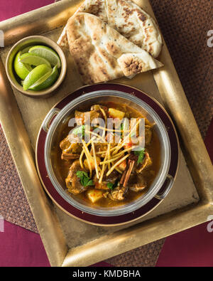 Stazione ferroviaria indiano curry di montone. India cibo Foto Stock
