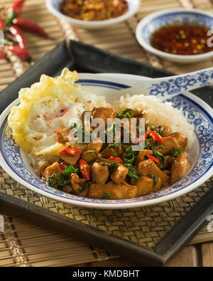 Basilico tailandese di pollo. Pad di kra pao gai. Thailandia il cibo Foto Stock