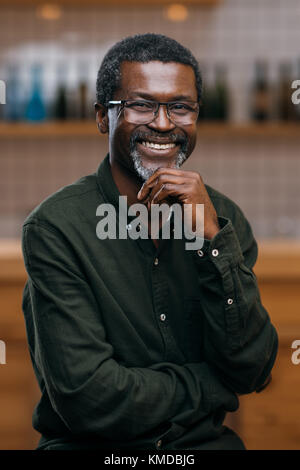 Uomo maturo in bar Foto Stock