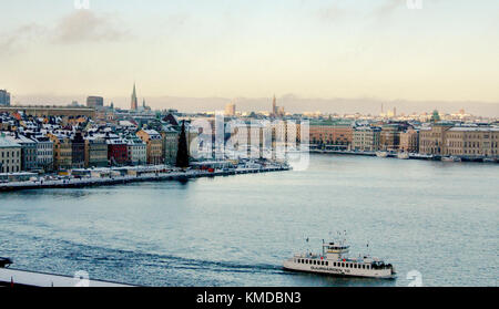 Fredda giornata invernale a Stoccolma con un traghetto di lasciare la città vecchia verso l'isola di Djurgården 2010 Foto Stock