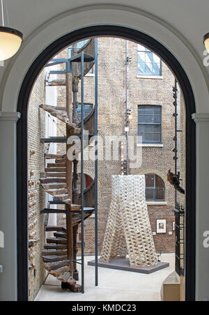 Vista generale di installazione come parte del London Design Festival presso il Victoria and Albert Museum. Mentre aspettiamo, Londra, Regno Unito. Architetto: Elias Foto Stock