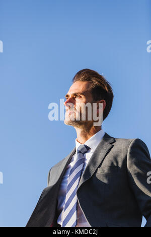 Ritratto di testa di un imprenditore senior di fronte blu cielo Foto Stock