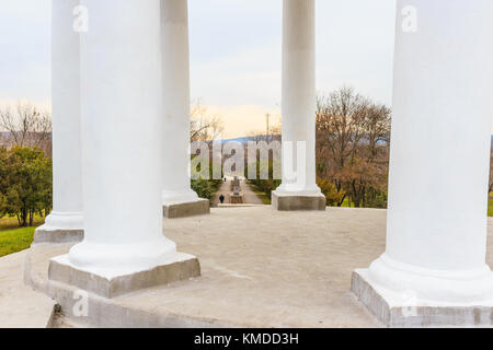 Il royal rotunda sorge sul viale centrale del parco. ostrovsky. accanto ad essa è un monumento allo scrittore n. ostrovsky. intorno alla struttura di sfiato CI Foto Stock