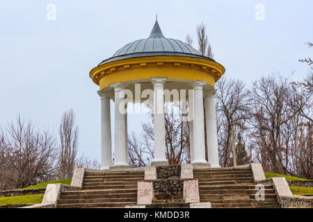 Il royal rotunda sorge sul viale centrale del parco. ostrovsky. accanto ad essa è un monumento allo scrittore n. ostrovsky. intorno alla struttura di sfiato CI Foto Stock