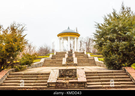 Il royal rotunda sorge sul viale centrale del parco. ostrovsky. accanto ad essa è un monumento allo scrittore n. ostrovsky. intorno alla struttura di sfiato CI Foto Stock