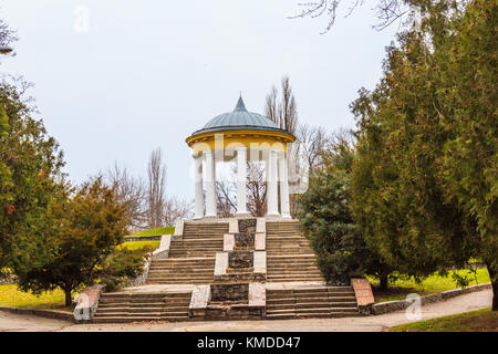 Il royal rotunda sorge sul viale centrale del parco. ostrovsky. accanto ad essa è un monumento allo scrittore n. ostrovsky. intorno alla struttura di sfiato CI Foto Stock