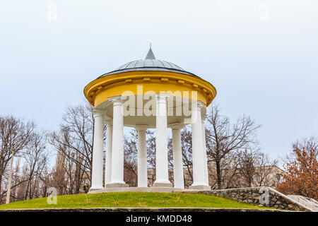 Il royal rotunda sorge sul viale centrale del parco. ostrovsky. accanto ad essa è un monumento allo scrittore n. ostrovsky. intorno alla struttura di sfiato CI Foto Stock