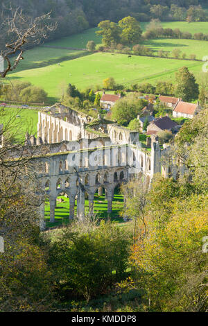 Rievaulx Abbey e remoto villaggio vicino a Helmsley in North Yorkshire Foto Stock