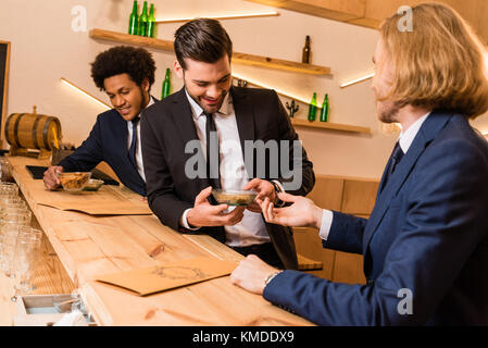 Imprenditori di mangiare uno spuntino nel bar Foto Stock