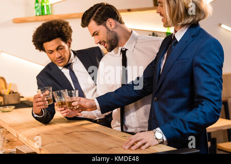 Imprenditori di bere whisky in bar Foto Stock