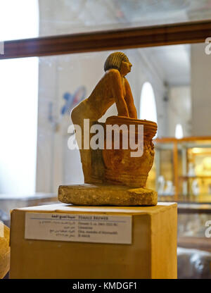 Un modello di funeraria di un servo birraio femmina all'interno del Museo Egizio del Cairo, Egitto, Nord Africa Foto Stock