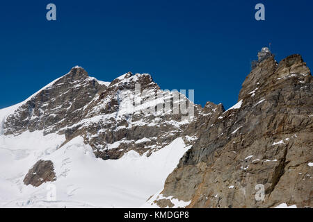 Lo Jungfrau, con la Sfinge e il suo osservatorio sulla destra, dallo Jungfraujoch, dalle Alpi Bernesi, dalla Svizzera Foto Stock