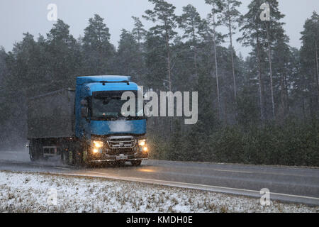 SALO, Finlandia - 1 dicembre 2017: Blu Renault Trucks T Semi sulla strada durante una bufera di neve all'inizio dell'inverno. Foto Stock