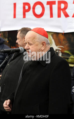 A Cracovia, Polonia - 20 dicembre 2015: il Cardinale Stanislaw Dziwisz durante la vigilia di Natale per i poveri e i senzatetto sul mercato centrale di Cracovia. Foto Stock