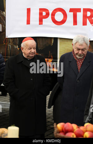 A Cracovia, Polonia - 20 dicembre 2015: il Cardinale Stanislaw Dziwisz durante la vigilia di Natale per i poveri e i senzatetto sul mercato centrale di Cracovia. Foto Stock