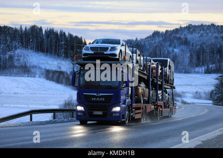 SALO, Finlandia - 2 dicembre 2017: Blue Man tgs 23.500 auto vettore di Autolink cale nuove vetture in inverno dusktime nel sud della Finlandia. Foto Stock