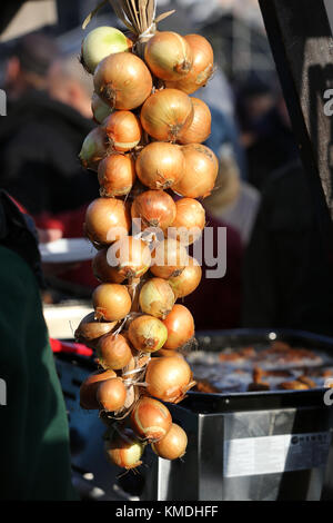 Treccia di cipolla su agricoltore mercato agricolo Foto Stock