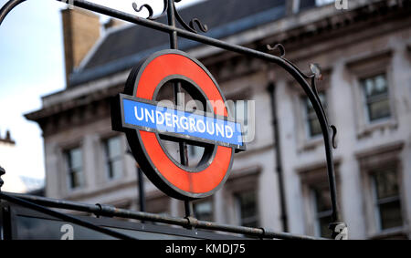 La metropolitana di londra segno di entrata a Westminster, London, Regno Unito - Settembre 2013 Foto Stock