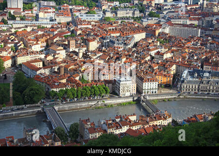 Vista aerea di Grenoble città vecchia e ponti sul fiume Isere, Francia Foto Stock