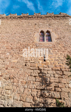 Vista di un muro di pietra con una finestra nel castello di Balsareny, stile gotico fortezza datata 931 e situato al di sopra di una collina nella città di Balsareny, Cata Foto Stock